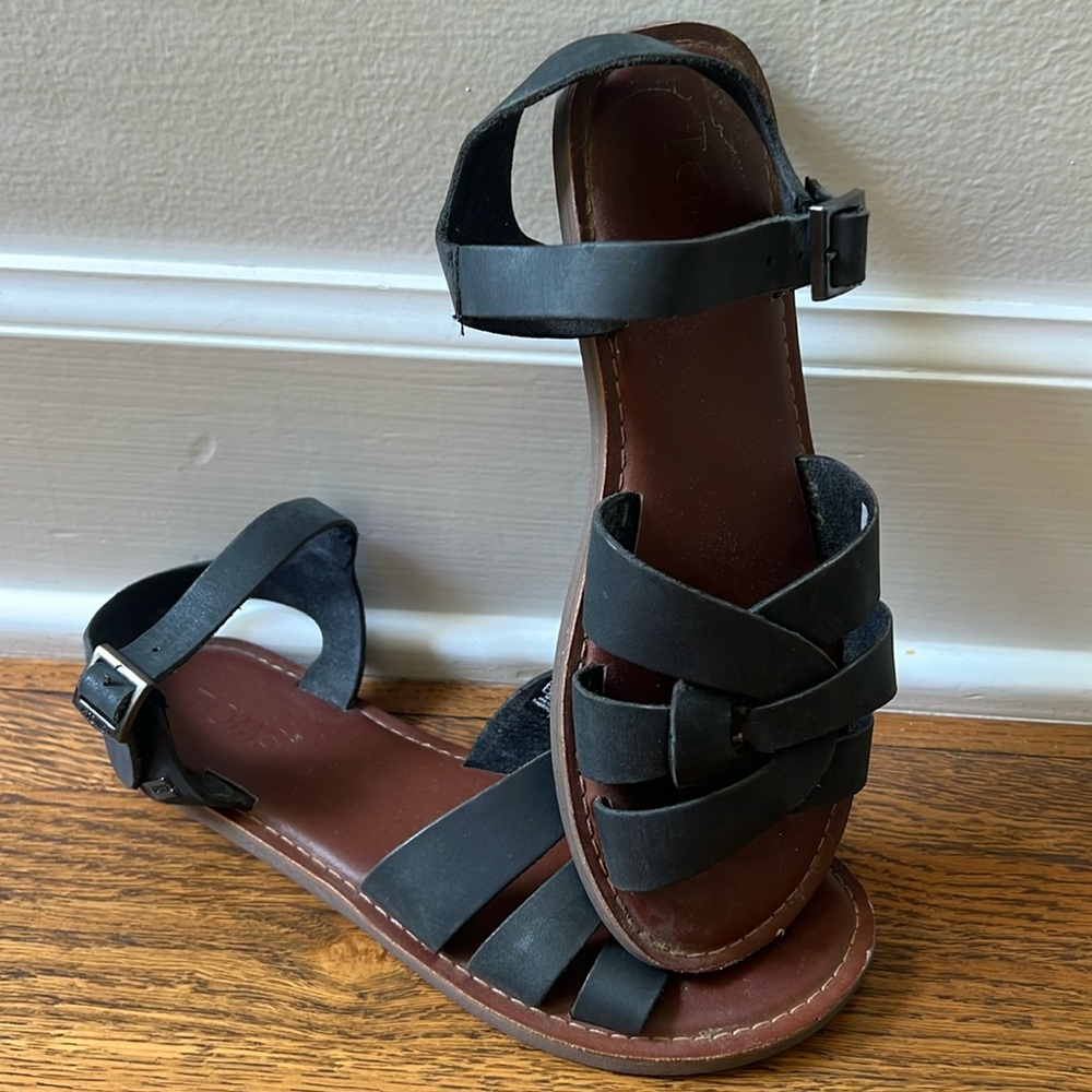 TOMS Zoe Strappy Flat Sandals In Black Leather Size 6